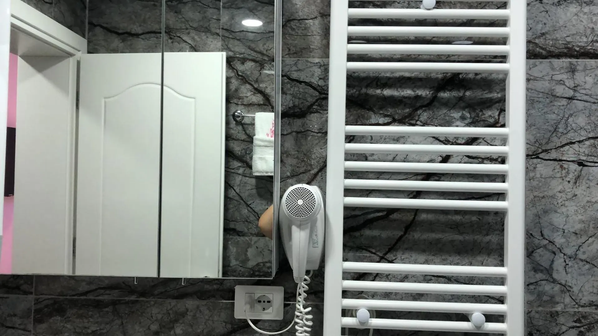 Deluxe Apartment In City Center Tirana