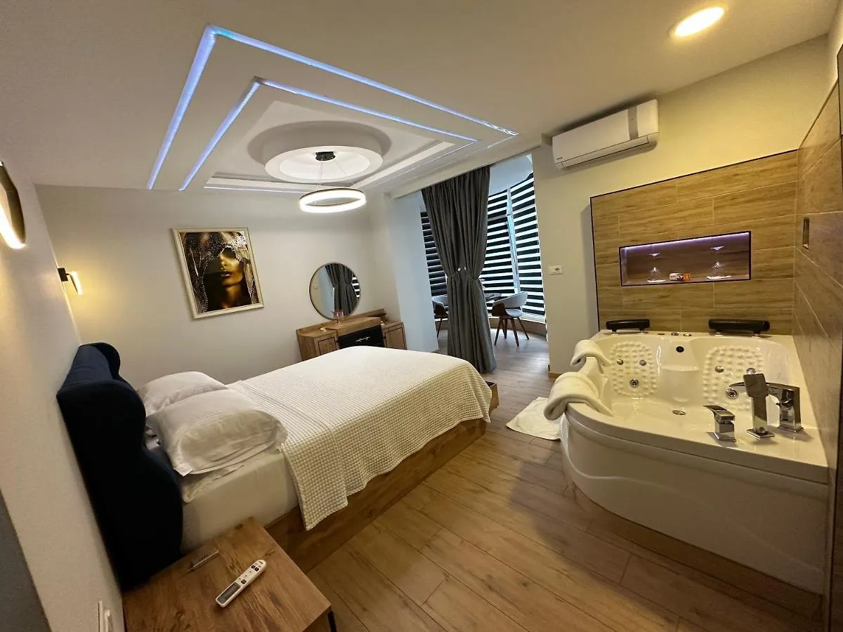 Deluxe Apartment In City Center contacts